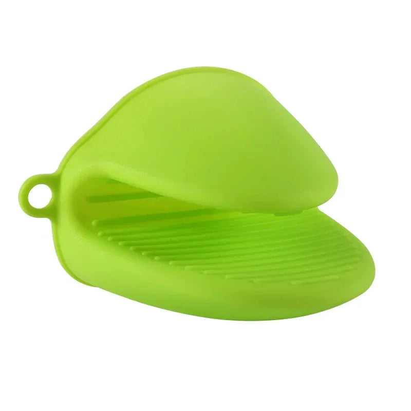 Silicone Heat Resistant Glove Clip – Non-Slip Insulation Pot & Bowl Holder, Cooking and Baking Oven Mitt (1 Pc, Random Color)
